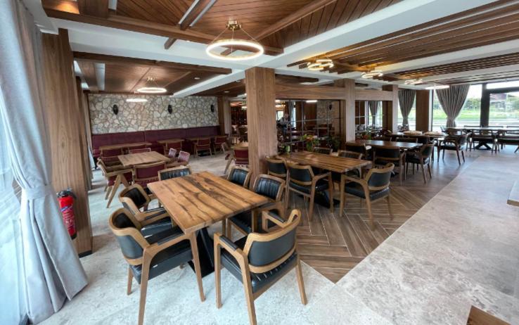 Hotel Restaurant & Spa Les Planets Les Rasses Buitenkant foto