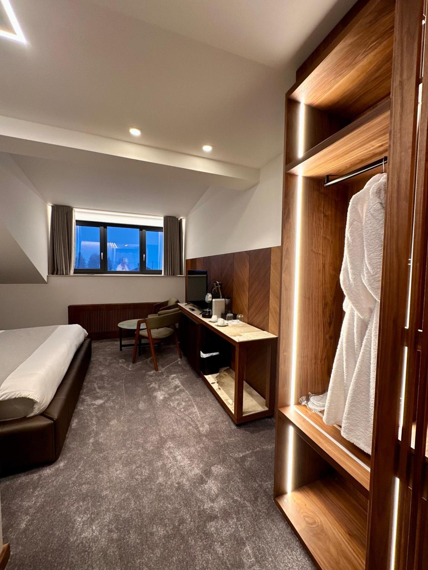 Hotel Restaurant & Spa Les Planets Les Rasses Buitenkant foto